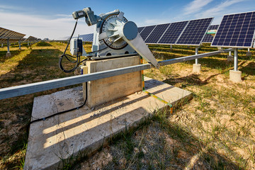 Naklejka premium Solar photovoltaic control automatic rotating bracket close-up shooting