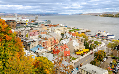 Fototapeta premium Stare miasto Quebec, Dolne Miasto i rzeka Świętego Wawrzyńca w Quebecu w Kanadzie