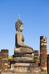 Obraz premium Profile view of an ancient Buddha sculpture on the ruins of the Wat Chana Songkram temple. Sukhothai, Thailand