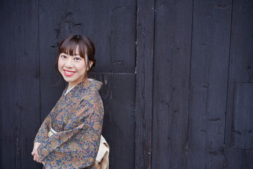 Fototapeta premium 着物でお出かけする女性