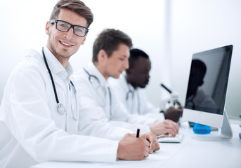 Obraz premium group of doctors conducting laboratory studies