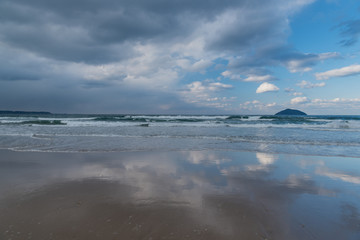 糸島雲の多い海岸風景