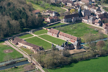 vue aérienne du Chateau de Grandchamp dans l'Yonne en France