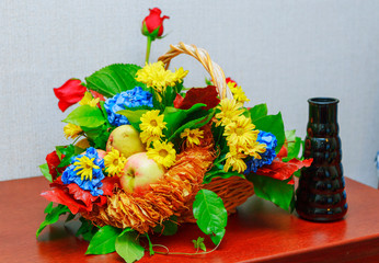 Корзина с цветами в фруктами