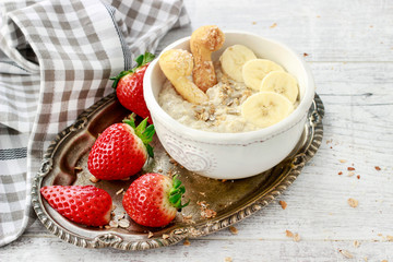 Porridge with bananas and crunchy cookies.