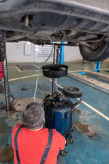 Changing the oil in the car box in the workshop