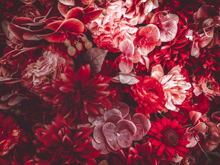 Künstliche Blumenwand für Hintergrund im Vintage-Stil © joeycheung