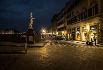 Obraz premium Walking through the night Florence. Bridges of the old town across the Arno River. Italy.