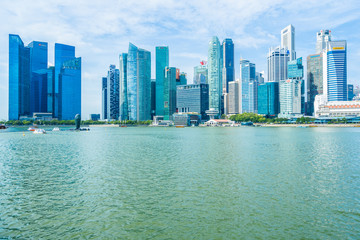 Fototapeta premium Singapur, 21 stycznia 2019 r .: Piękny wieżowiec architektoniczny wokół zatoki mariny w singapurze