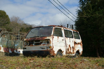 日本の山の中で見つけた廃車