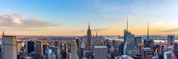Foto auf Acrylglas Skyline von New York City vom Dach mit städtischen Wolkenkratzern bei Sonnenuntergang. New York, USA. Panoramabild. © tanarch