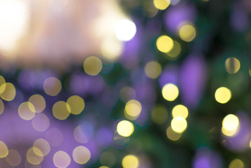 Obraz premium Out of focus texture background of Christmas tree with ornaments and Christmas lights.