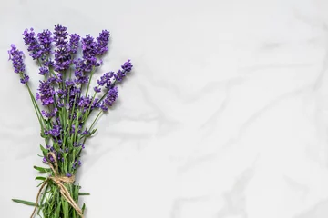 Rolgordijnen Mooie lavendel bloemen boeket op witte marmeren tafel met kopie ruimte voor uw tekst. bovenaanzicht. plat leggen © samael334