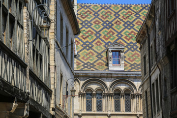 Dijon, Burgund, Frankreich: Berühmte Dachziegel Mosaiken aus Keramik 