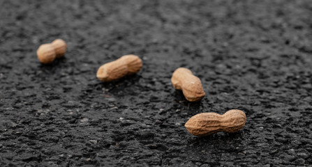 Erdnussspur auf Asphaltstraße