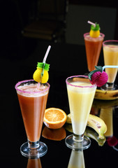 Imagen con dos copas de coktels de licor y frutas.