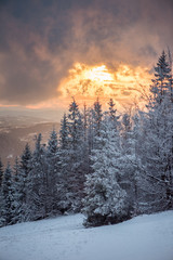 Zachód słońca w górach zimą