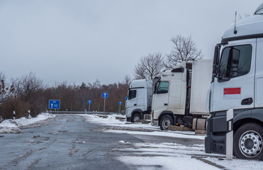 LKW Raststätte im Winter