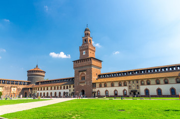 Obraz premium Stary średniowieczny zamek Sforzów Castello Sforzesco i wieża, Mediolan, Włochy