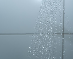Naklejka na ściany i meble Fallendes Wasser in Dusche