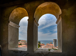 Bögen im Kirchturm in Porec / Istrien