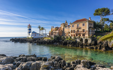 Der Leuchtturm (Farol de Santa Marta) und das Stadtmuseum in Cascais; Portugal