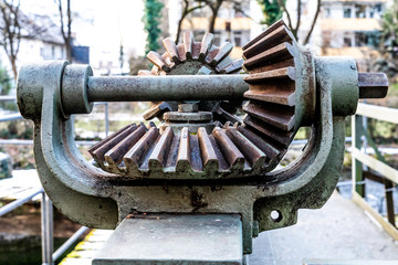 Kegelradgetriebe an einer alten Wasserschleuse