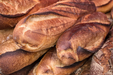 Barras de pan artesanal en el mercado