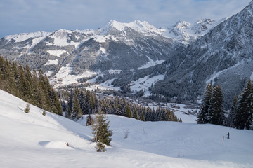 Fototapeta na wymiar Winterlandschaft in den Alpen - Kleinwalsertal