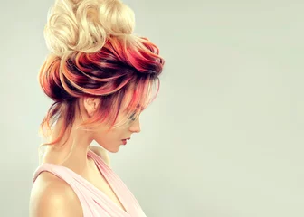 Zelfklevend Fotobehang Mooi modelmeisje met elegant multi gekleurd kapsel. Stijlvolle vrouw met mode haarkleur markeren. Creatieve rode en roze wortels, trendy kleuren. © Sofia Zhuravetc