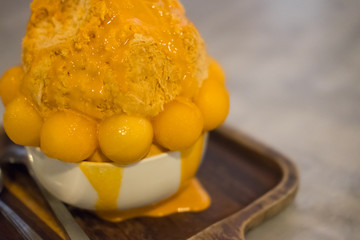 Closeup thai milk tea Bingsu on tray