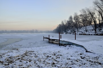 zima nad jeziorem