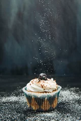 Cercles muraux Pour elle Belle photo de cupcake à la crème et aux mûres et tombant d& 39 en haut du sucre en poudre sur fond noir