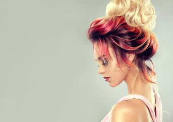 Photo sur Plexiglas Salon de coiffure Belle fille modèle avec une élégante coiffure multicolore. Femme élégante avec mise en évidence de la couleur des cheveux de la mode. Racines créatives rouges et roses, coloration tendance.