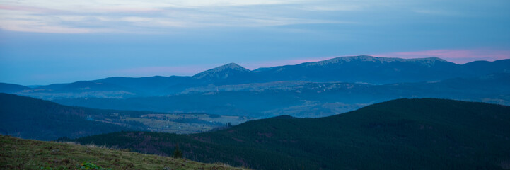 Naklejka premium Beautiful dramatic sunset in the mountains autumn
