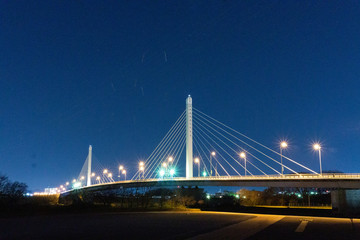 Fototapeta na wymiar 夜の橋