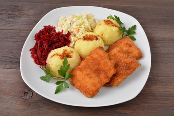 ryba miruna smażona z ziemniakami i surówkami