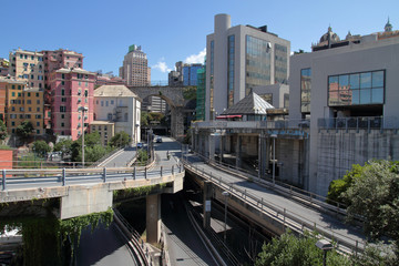 autostrada con palazzi a genova in italia 