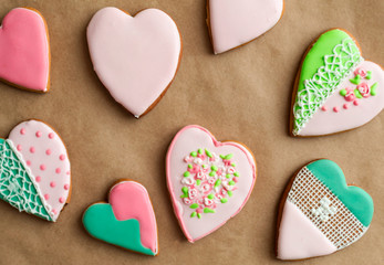 Fototapeta premium Gingerbread gingerbread in pink glaze, on craft background. Bakery products. Place for text. Gingerbread pattern Background.
