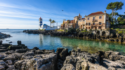 Obraz premium Der Leuchtturm (Farol de Santa Marta) und das Stadtmuseum in Cascais; Portugal