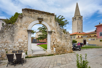Altes Römisches Tor und Kirchturm in Porec