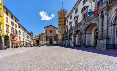 Piazza della Repubblica mit der Kirche Sant' Andrea und dem Rathaus von Orvieto in Umbrien - obrazy, fototapety, plakaty
