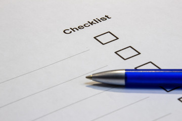 Ansicht einer Checkliste mit Auswahlfeldern und Blauen Stift vor schwarzen Hintergrund