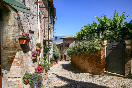 Montefalco, umbria, Italy, historic center, pretty houses with flowers