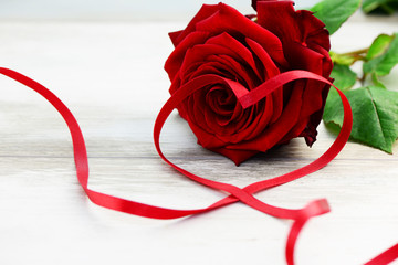 Rote Rose mit Herz