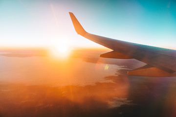 Blick aus dem Flugzeug bei Sonnenaufgang