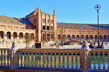 dettagli architettonici del palazzo in stile neo-moresco situato nella bellissima Piazza di Spagna nella città di Siviglia in Andalusia, Spagna