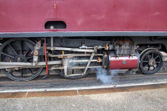 Roues et embiellage sur locomotive &agrave; vapeur