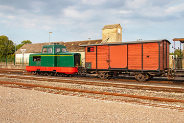 Obraz premium Automotrice et wagon de marchandises, monument historique, Baie de Somme, Picardie, France 