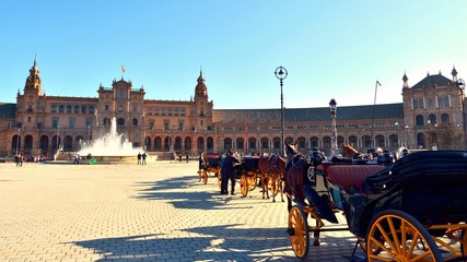 veduta della bellissima Plaza de Espana di Siviglia, uno degli spazi architettonici più spettacolari della città spagnola e dell'architettura neo-moresca.